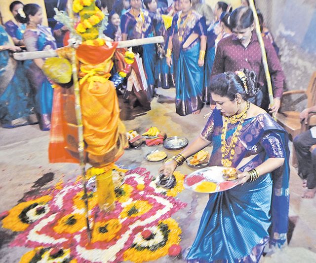 Koliwada Holi : शिमग्याचा सण आयलाय गो… !