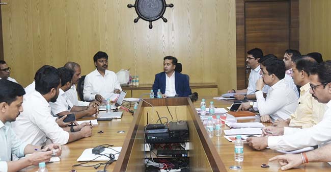 Nitesh Rane : समुद्र किनाऱ्यावरील जागेचा व्यावसायिक उपयोग करून शासनाचे उत्पन्न वाढवावे; मत्स्यव्यवसाय व बंदरे मंत्री नितेश राणे यांचे निर्देश