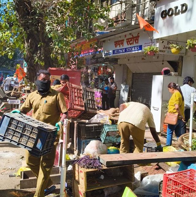 माटुंगा रेल्वे स्थानक, फुल बाजार परिसरातील अतिक्रमणांचा विळखा सुटला