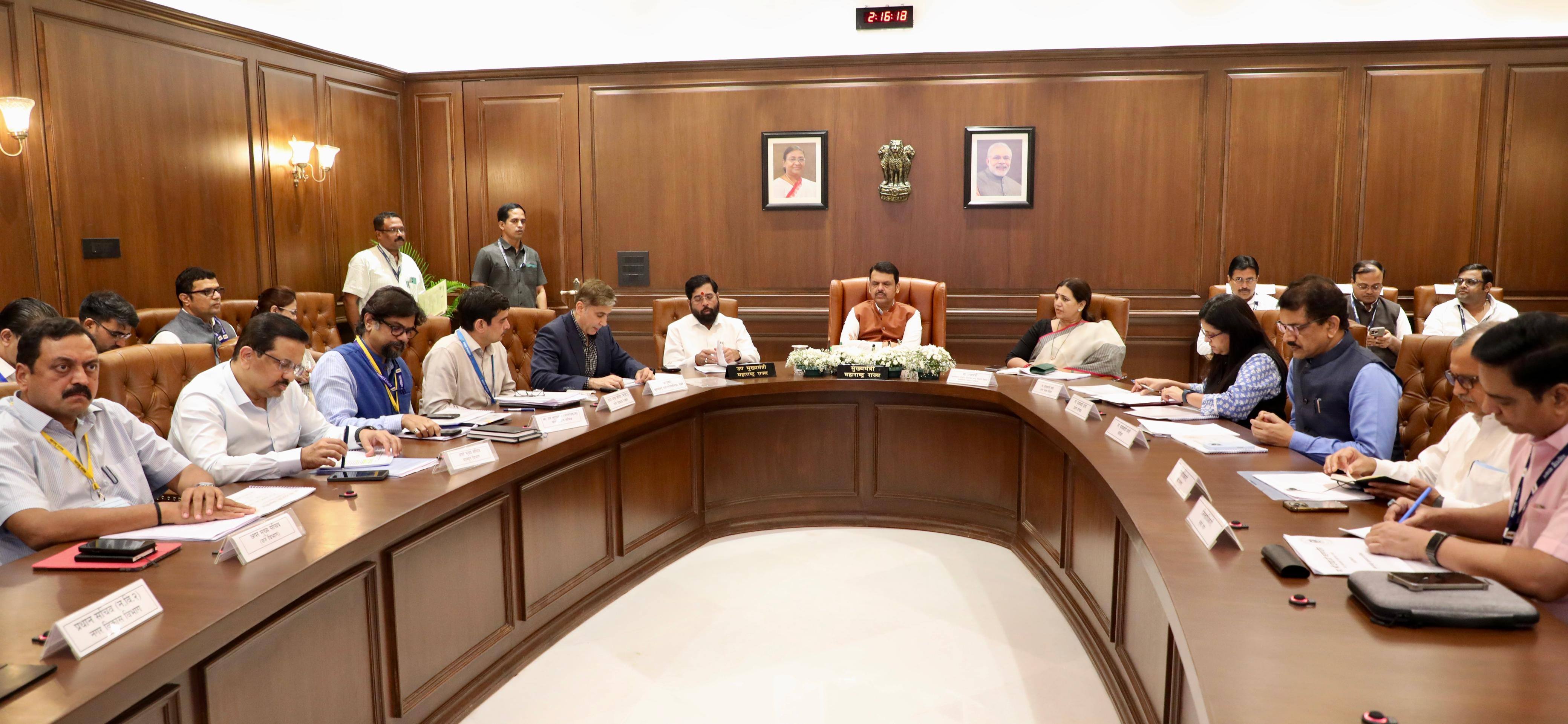 मुख्यमंत्र्यांनी घेतला मुंबई महापालिकेच्या २ लाख कोटींच्या प्रकल्पांचा आढावा
