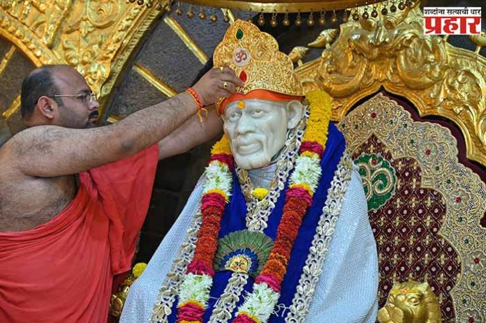 साईबाबांच्या चरणी ६८ लाखांचा सुवर्ण मुकुट