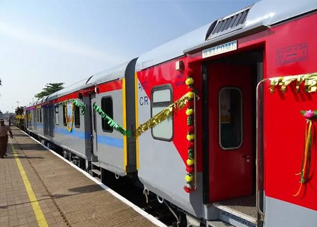 Konkan Railway : चाकरमान्यांचा प्रवास होणार गारेगार! कोकण रेल्वे मार्गावर धावणार वातानुकूलित एक्स्प्रेस