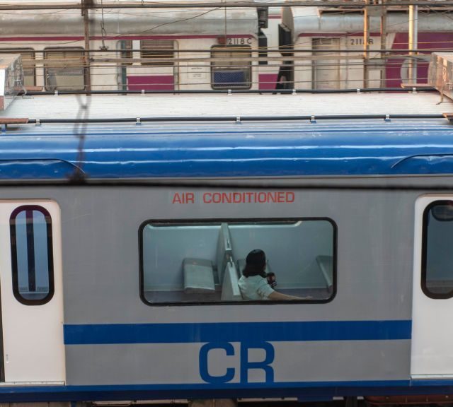 Railway News : मध्य रेल्वेच्या मुख्य मार्गावर धावणार ८० वातानुकूलित लोकल फेऱ्या