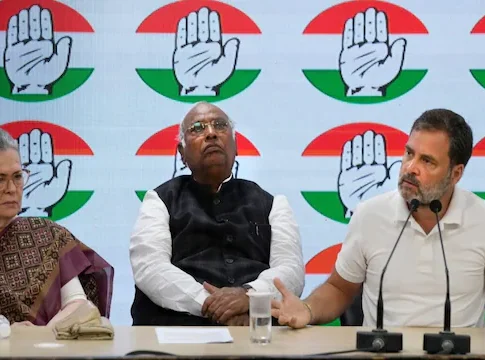 पुण्यात काँग्रेसला गळती, नेते आणि पदाधिकारी महायुतीच्या वाटेवर