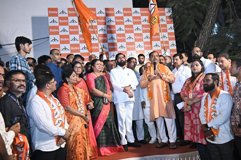 माजी महापौर दत्ता दळवींसह विक्रोळी, कांजूर, भांडूपपासून धारावीपर्यंत हजारो कार्यकर्ते शिवसेनेत दाखल