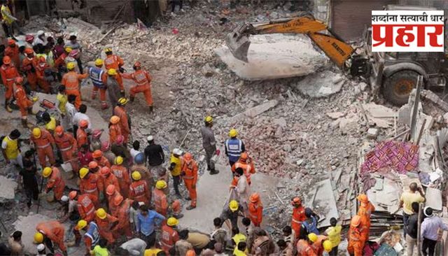 Delhi Building Collapsed : नागरिक गाढ झोपेत असतानाच पत्त्याच्या बंगल्यासारखी कोसळली इमारत!