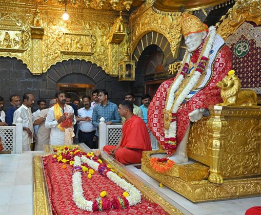 Mohan Babu : 'कन्नप्पा' चित्रपटाच्या यशासाठी प्रसिद्ध अभिनेते व चित्रपट निर्माते मोहन बाबू साईचरणी लीन!