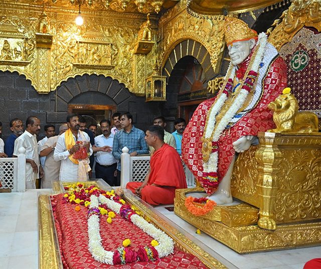 Mohan Babu : 'कन्नप्पा' चित्रपटाच्या यशासाठी प्रसिद्ध अभिनेते व चित्रपट निर्माते मोहन बाबू साईचरणी लीन!
