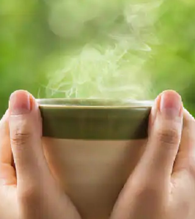 Warm Water: कोमट पाणी प्यायल्यामुळे 'हे' फायदे होतील!