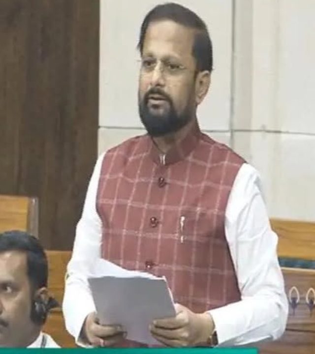 Naresh Mhaske : राष्ट्रीय सामाजिक सहाय्य कार्यक्रम पेन्शनमध्ये किमान २००० रुपयांनी वाढ करा - खा. नरेश म्हस्के