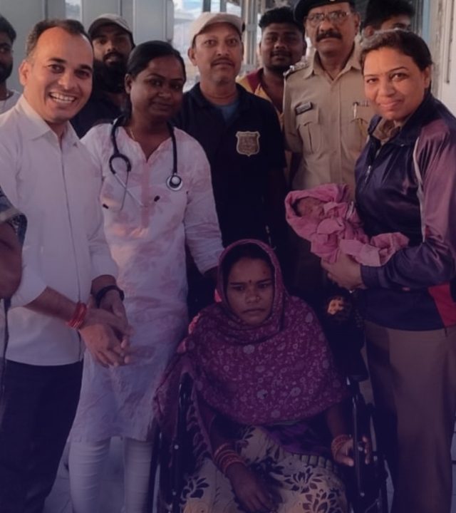 Nashik News : चालत्या रेल्वेत महिलेने दिला कन्यारत्नाला जन्म!