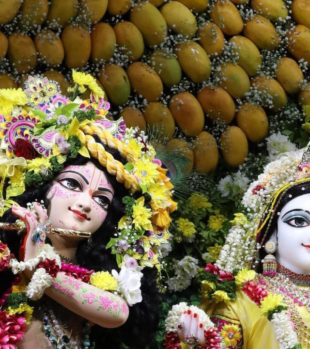 Akshay Tritiya 2025 : अक्षय्य तृतीयानिमित्त इस्कॉन मंदिरामध्ये आंब्याची आरास