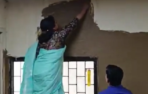 शेणाने सारवून गारवा? दिल्लीत प्राचार्यांचा प्रयोग फसला! नक्की काय झालं?