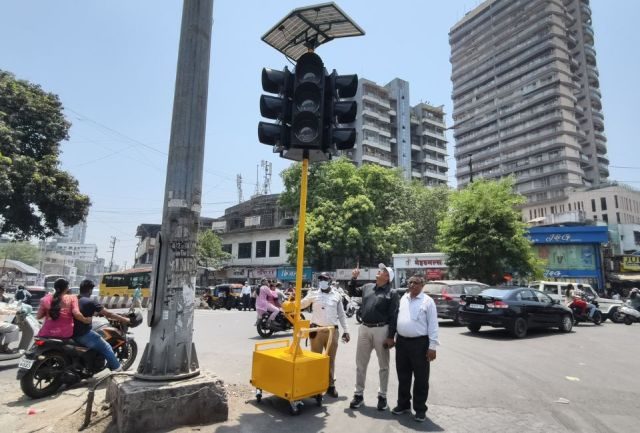 KDMC : कल्याणमध्ये सौरऊर्जेवर चालणारा पोर्टेबल ट्राफिक सिग्नल