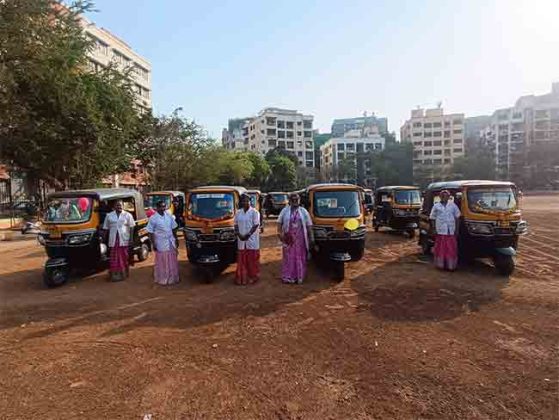 भांडुप आणि कुर्ला परिसरातील ५० महिलांना प्रवासी रिक्षाचे वाटप