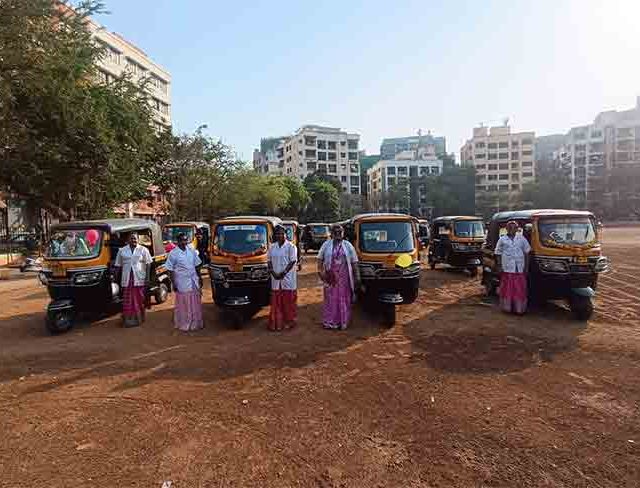 भांडुप आणि कुर्ला परिसरातील ५० महिलांना प्रवासी रिक्षाचे वाटप