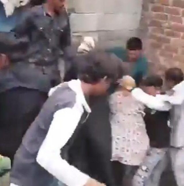 मोबाईलवर शिवी दिल्याने दोन कुटुंबांमध्ये हाणामारी, तिसऱ्याच्या घराचे छत तुटले!