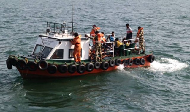 Ratnagiri News : समुद्रात बोट बुडाली पण 'अल फरदिन'ने वाचवले १६ तरुणांचे प्राण!