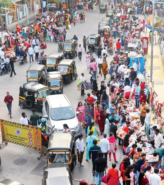 Mumbai : मुंबईतील फेरीवाल्यांची समस्या कर्करोगासारखी, महापालिका आयुक्तांनी नागरिकांना केले आवाहन