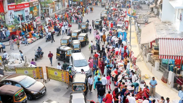 Mumbai : मुंबईतील फेरीवाल्यांची समस्या कर्करोगासारखी, महापालिका आयुक्तांनी नागरिकांना केले आवाहन
