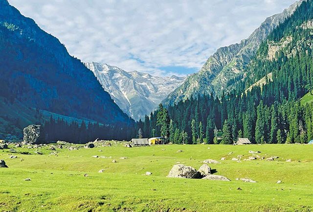 पहलगाम दहशतवादी हल्ल्यानंतर पर्यटकांची जम्मू काश्मीरकडे पाठ