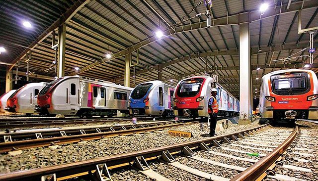 भूमिगत मेट्रोच्या गाड्या आरे कारशेडमध्ये धूळखात उभ्या