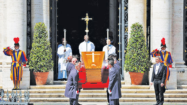 Pope Francis : पोप फ्रान्सिस यांना केले रोममधील चर्चमध्ये दफन