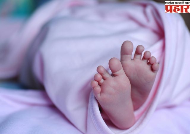 Tribal woman gives birth on the road: रुग्णवाहिका वेळेत न पोहोचल्याने, रस्त्यातच जन्मले बाळ, दगडाने तोडली नाळ!