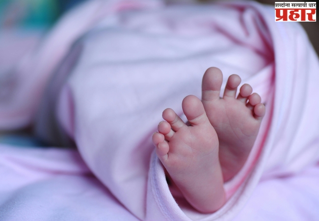 Tribal woman gives birth on the road: रुग्णवाहिका वेळेत न पोहोचल्याने, रस्त्यातच जन्मले बाळ, दगडाने तोडली नाळ!