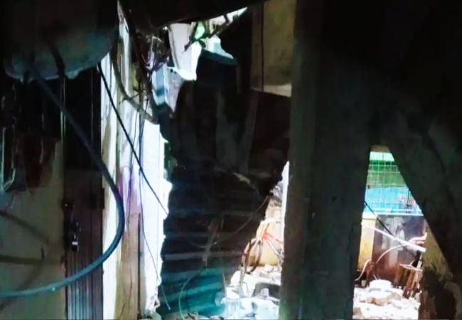 Building Collaps in Thane: ठाण्यात जुन्या इमारतीचा भाग कोसळला; १७ कुटुंबांचे स्थलांतर