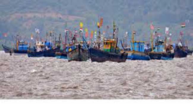 Fishing : मासेमारी बंदी आधीच मच्छीमार नौका किनाऱ्यावर दाखल