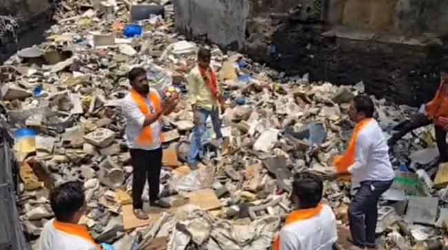 मुंबईत मनसेचं अनोखं आंदोलन! साकिनाक्यात नाल्यात उतरून खेळले व्हॉलीबॉल; नालेसफाईच्या दाव्यांची उघड केली पोलखोल!