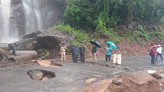 किल्ले रायगड मार्गावरील कोंझर घाटरस्त्यावरील वाहतूक पूर्ववत