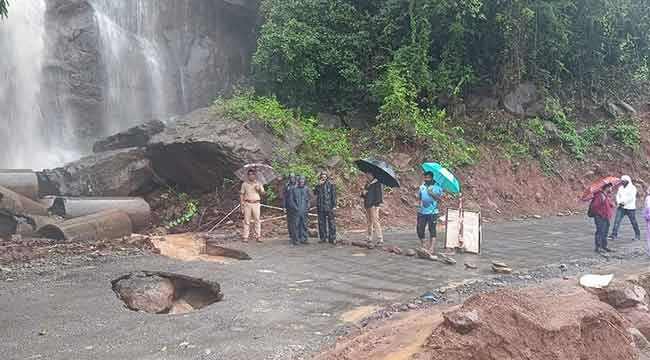 किल्ले रायगड मार्गावरील कोंझर घाटरस्त्यावरील वाहतूक पूर्ववत