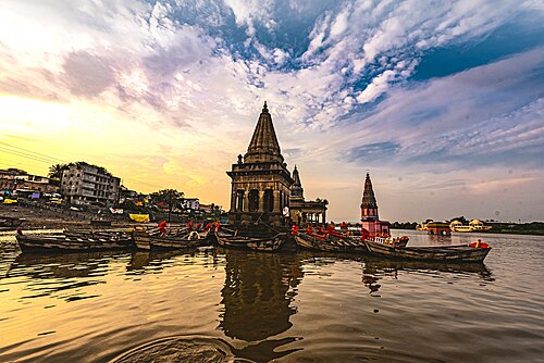 पंढरपुरात पूजेसाठी गेलेले तीन महाराज मंदिरात अडकले अन्...