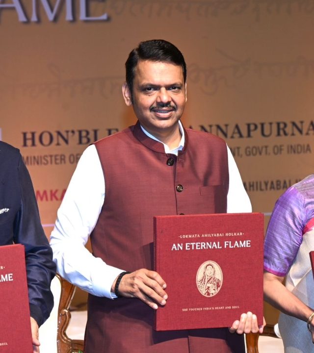 Devendra Fadanvis : मुख्यमंत्र्यांच्या हस्ते ‘लोकराज्य'चा अहिल्यादेवी होळकर यांच्यावरील विशेषांक प्रकाशित