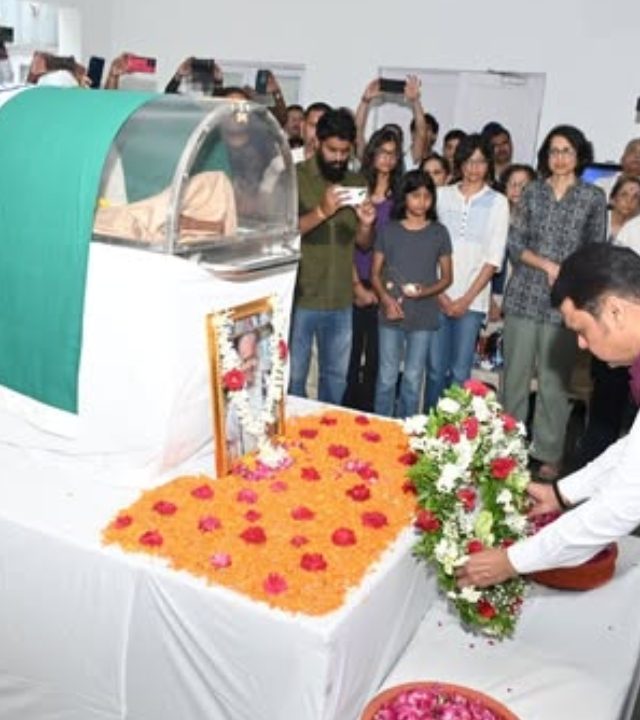 Devendra Fadanvis : डॉ. नारळीकर यांच्या पार्थिवाचे मुख्यमंत्र्यांकडून अंत्यदर्शन