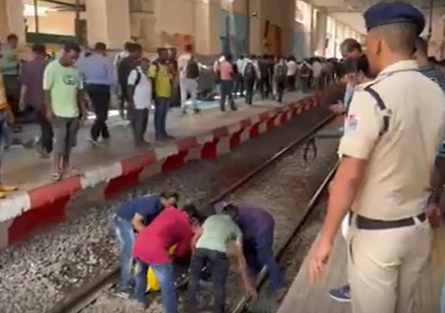मुंबईत सावध मोटरमनमुळे रेल्वेचा अपघात टळला