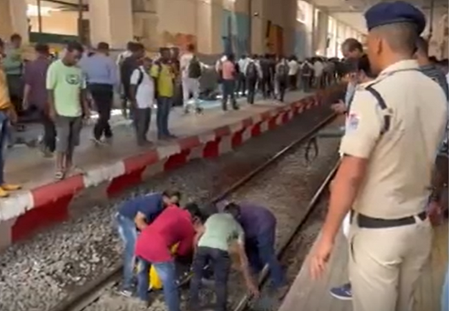 मुंबईत सावध मोटरमनमुळे रेल्वेचा अपघात टळला