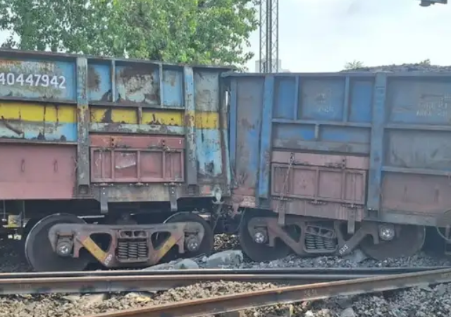 रेल्वे मार्गावर मोठी दुर्घटना, मालगाडी रुळावरुन घसरली आणि...