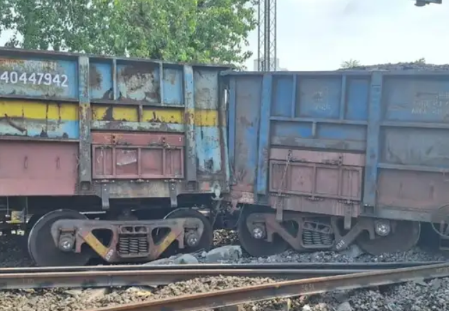 रेल्वे मार्गावर मोठी दुर्घटना, मालगाडी रुळावरुन घसरली आणि…