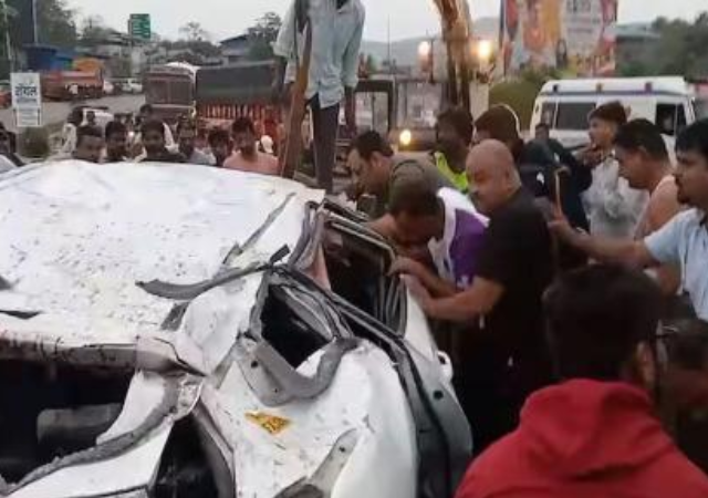 जगबुडी नदीत कोसळली कार, पाच जणांचा मृत्यू
