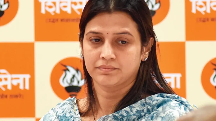 ठाकरे गटाला धक्का! तेजस्वी घोसाळकरांचा राजीनामा, भाजपा प्रवेशाच्या चर्चांना उधाण