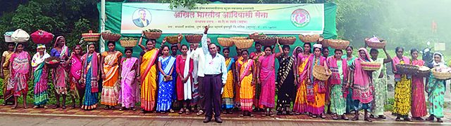 रानमेवा विक्रेत्या महिलांना त्रास; आदिवासी सेनेचे आंदोलन