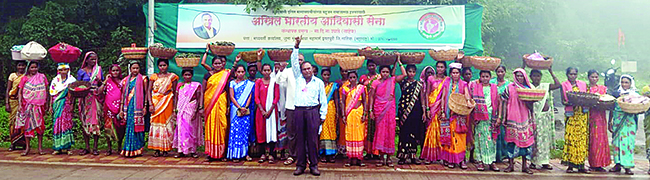 रानमेवा विक्रेत्या महिलांना त्रास; आदिवासी सेनेचे आंदोलन