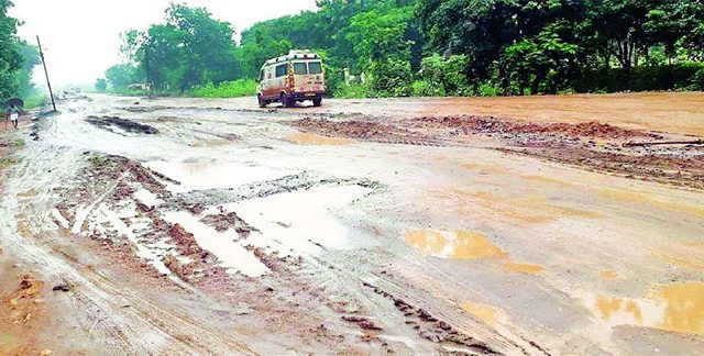 अवकाळी पावसामुळे महाड-म्हाप्रळ रस्त्यावर चिखलाचे साम्राज्य