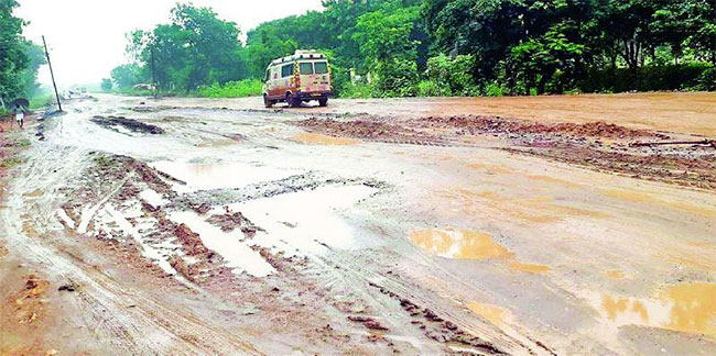 अवकाळी पावसामुळे महाड-म्हाप्रळ रस्त्यावर चिखलाचे साम्राज्य