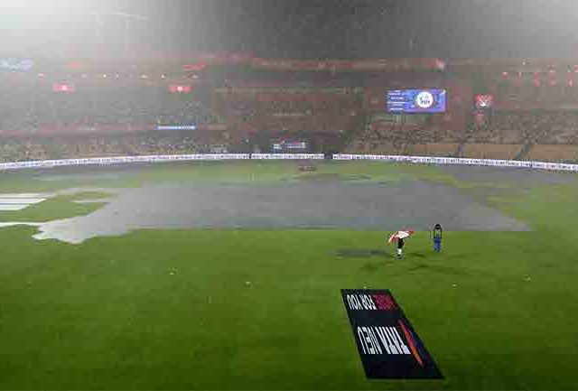 RCB vs KKR: चिन्नास्वामी स्टेडियममध्ये पावसाचा कहर, सामना रद्द झाल्यास केकेआर-आरसीबीला किती होणार नुकसान