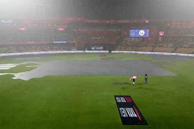RCB vs KKR: चिन्नास्वामी स्टेडियममध्ये पावसाचा कहर, सामना रद्द झाल्यास केकेआर-आरसीबीला किती होणार नुकसान
