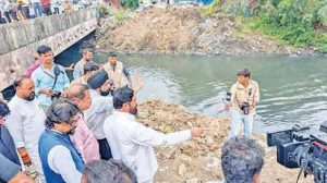 उपमुख्यमंत्री शिंदे यांनी केली नालेसफाईची पाहणी